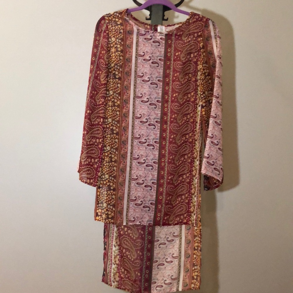 Opaque paisley print high-low tunic.